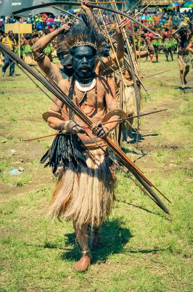 Человек с луком и стрелами — стоковое фото