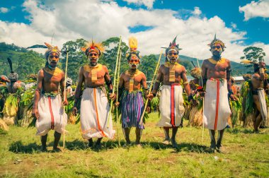 Papua Yeni Gine'de beş adam