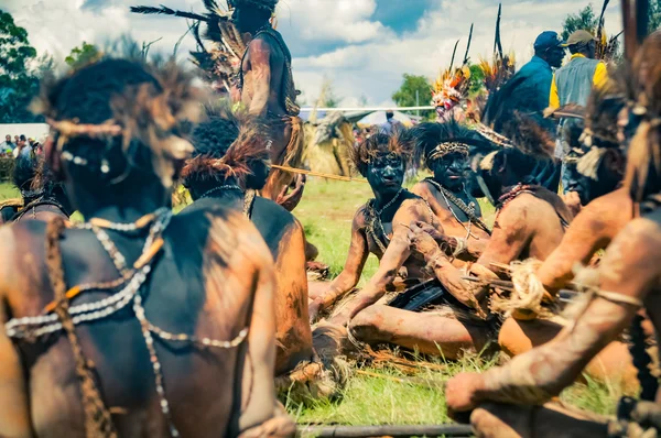 Sedící muži na Papui-Nové Guinei — Stock fotografie