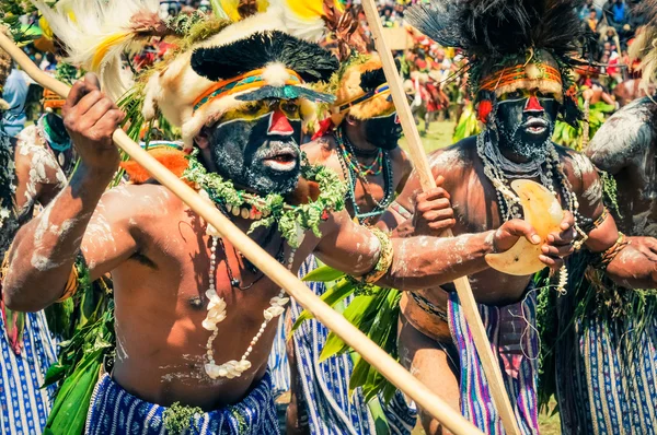 Les hommes dansent en Papouasie Nouvelle Guinée — Photo