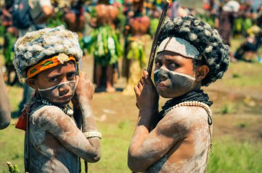 Papua Yeni Gine'de iki erkek çocuk
