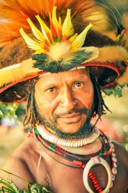 Papua Yeni Gine'de güzel büyük şapkalı adam