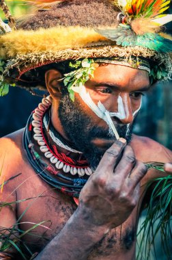 Papua Yeni Gine hazırlanmasında mans