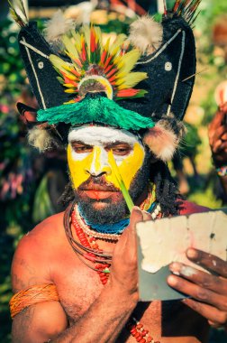 Papua Yeni Gine aynada adamla