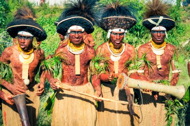 Papua Yeni Gine erkeklerde oynarken