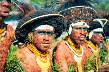 Papua Yeni Gine'deki çamur kaplı erkekler