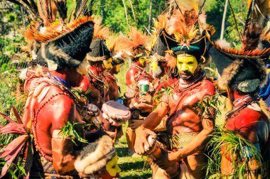 Renkler ve gelenekleri Papua Yeni Gine'deki kalabalık