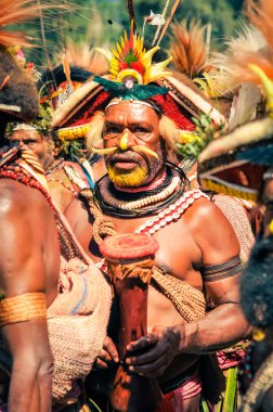 Papua Yeni Gine'deki davul ile yarı çıplak adam