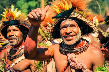Papua Yeni Gine'deki yükseldi el ile gülümseyen adam
