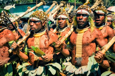 Papua Yeni Gine erkeklerde yürüyüş