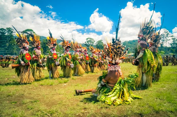 Papua Yeni Gine 'de güzel kostümlü kadınlar