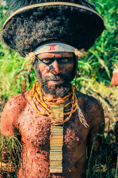 Posando hombre con diadema en Papúa Nueva Guinea — Foto de Stock