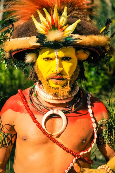 Papua Yeni Gine kırmızı omuz adamla — Stok fotoğraf