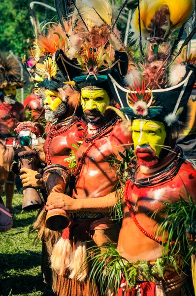 Homens em trajes e cores em Papua-Nova Guiné — Fotografia de Stock