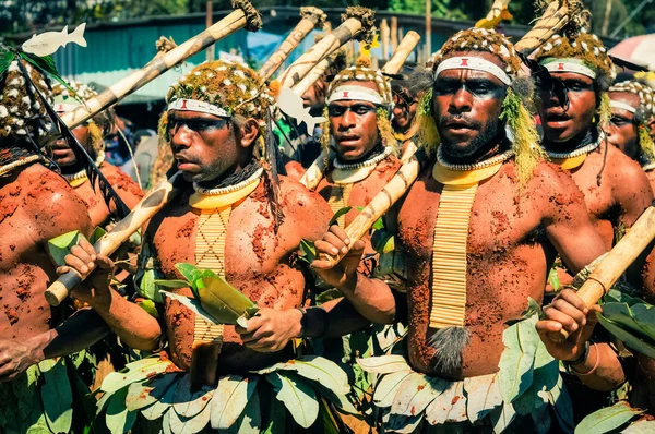 Wandelen van mannen in Papoea-Nieuw-Guinea — Stockfoto