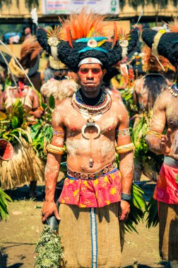 Papua Yeni Gine'de vücudunda beyaz renkli adam