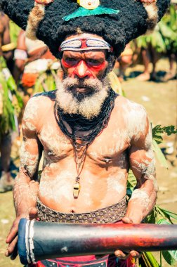 Papua Yeni Gine'deki yaşlı adam