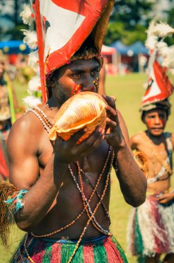 Papua Yeni Gine'de deniz kabuklu adam