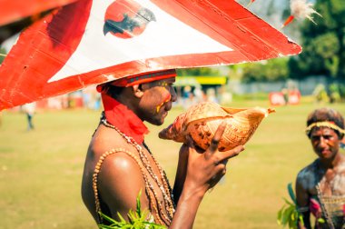 Papua Yeni Gine'de deniz kabuğu tutma