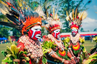 Papua Yeni Gine'de performans sergileyen kadınlar