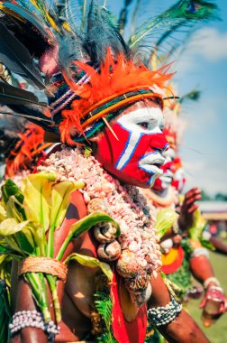 Papua Yeni Gine 'de kırmızı beyaz yüzlü bir kadın.