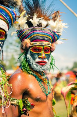 Papua Yeni Gine'de ciddi adam