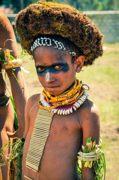 Робкий мальчик в Папуа - Новой Гвинее — стоковое фото