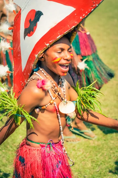 Papua Yeni Gine'de şarkı söyleyen ve dans eden çocuk