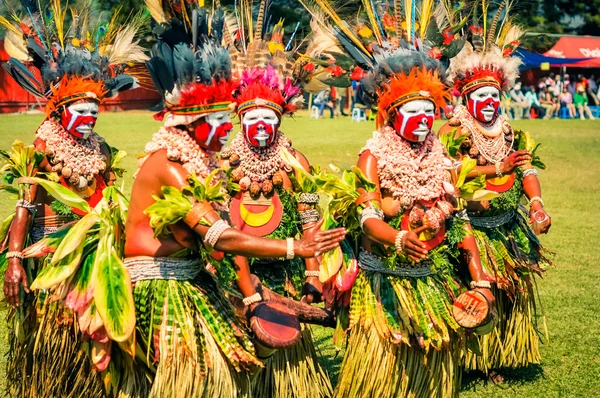 Dançando e jogando mulheres em Papua Nova Guiné — Fotografia de Stock