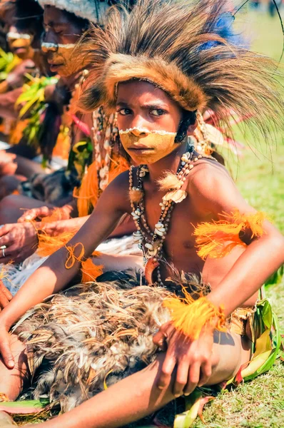 Niño pequeño disfrazado en Papúa Nueva Guinea — Foto de Stock