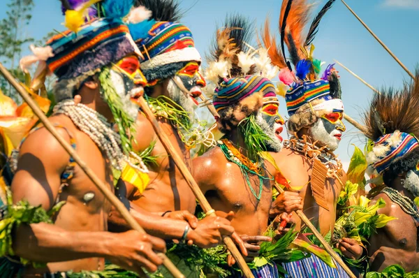 Sjungande halvnakna män i Papua Nya Guinea — Stockfoto