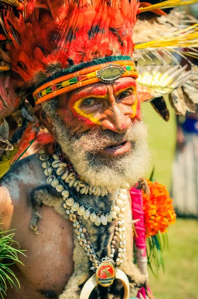 Papua Yeni Gine'deki yaşlı adam