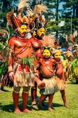 Papua Yeni Gine'de erkek ve erkek çocuklar