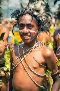 Papua Yeni Gine'de gülümseyen çocuk