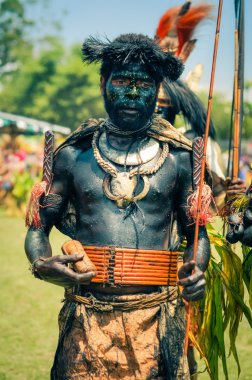 Papua Yeni Gine'de kemerli adam