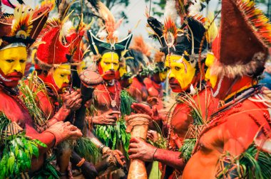 Papua Yeni Gine'de renkli insanlar