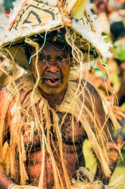 Papua Yeni Gine'de yaşlı dans eden adam