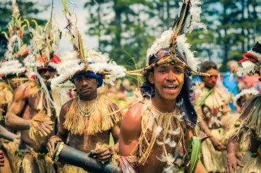 Papua Yeni Gine'de dans ve şarkı söyleme