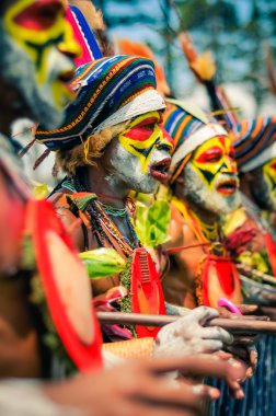 Papua Yeni Gine'de üst üste erkekler