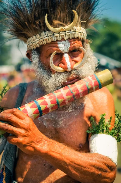 Hombre con flauta en Papúa Nueva Guinea — Foto de Stock