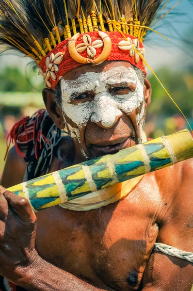 Viejo con flauta en Papúa Nueva Guinea — Foto de Stock