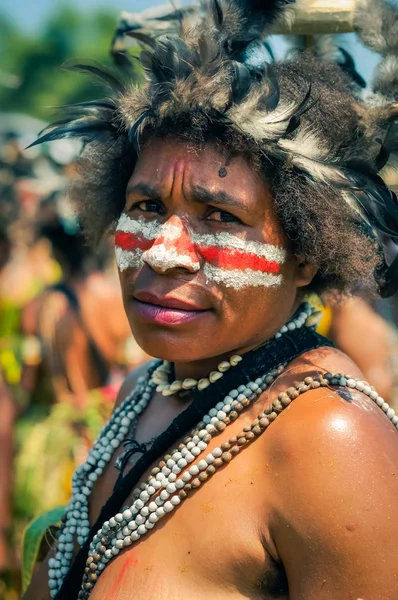 Хмурая женщина в Папуа - Новой Гвинее — стоковое фото