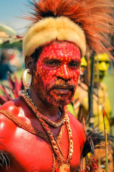 Homme en rouge en Papouasie-Nouvelle Guinée — Photo