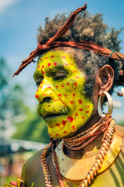 Man med örhänge i Papua Nya Guinea — Stockfoto