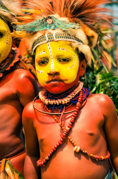 Papua Yeni Gine utangaç çocuk — Stok fotoğraf