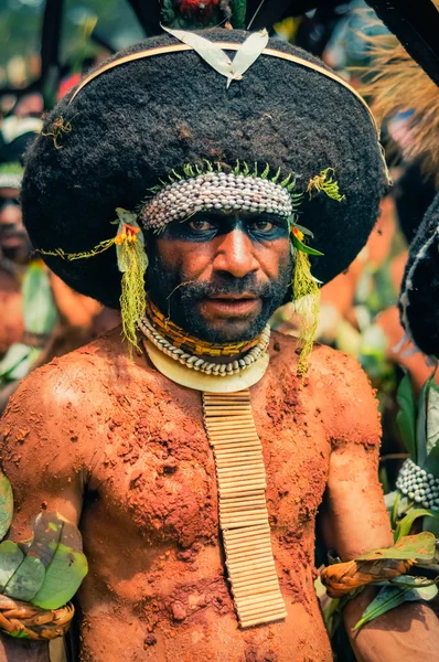 Los hombres buscan en Papúa Nueva Guinea — Foto de Stock