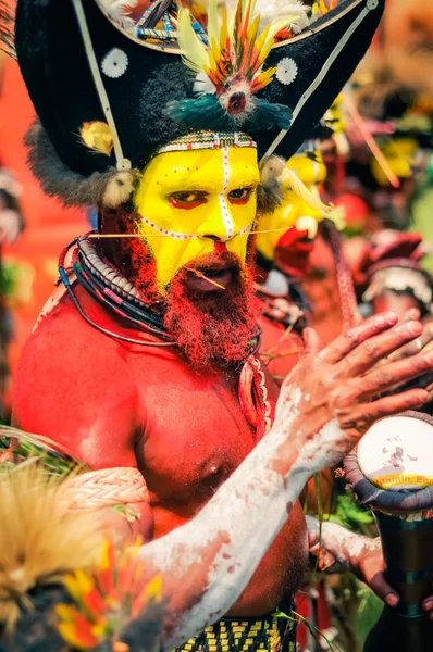 Homem nativo com tambor em Papua Nova Guiné — Fotografia de Stock