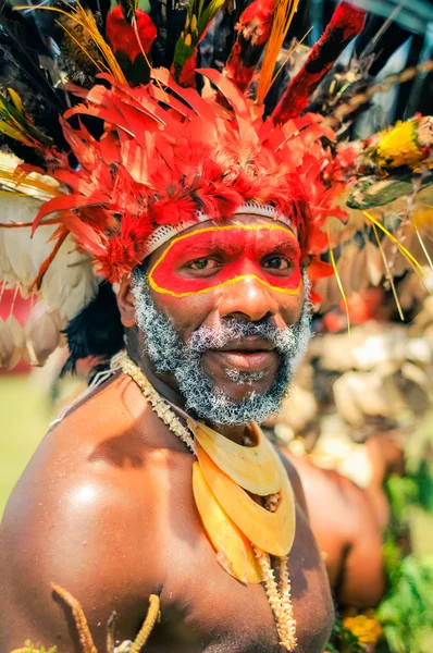 Mirada de hombre barbudo en Papúa Nueva Guinea — Foto de Stock