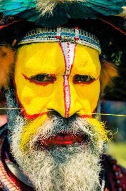 Papua Yeni Gine'de burnu delinmiş adam