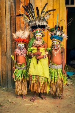 Papua Yeni Gine'de ürkek çocuklar